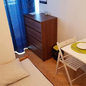 Niebieski Meander Blisko Metra Hostel